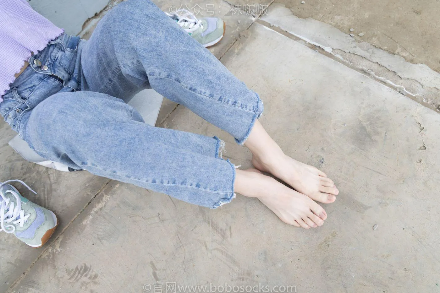 [BoBoSocks袜啵啵]NO.020 熊熊-NB运动鞋、蓝色短棉袜（踩脏）、裸足 [150P]插图6